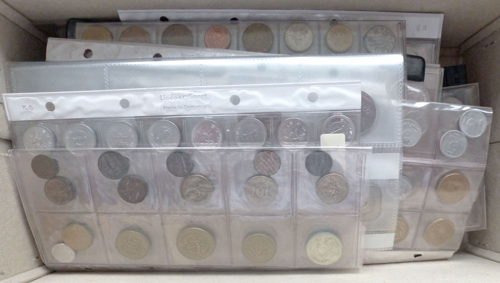 Münzen WUKI mit Kleinmünzen aus aller Welt, teils lose, meist in Albenblättern, Gewicht ca. 5 Kg
