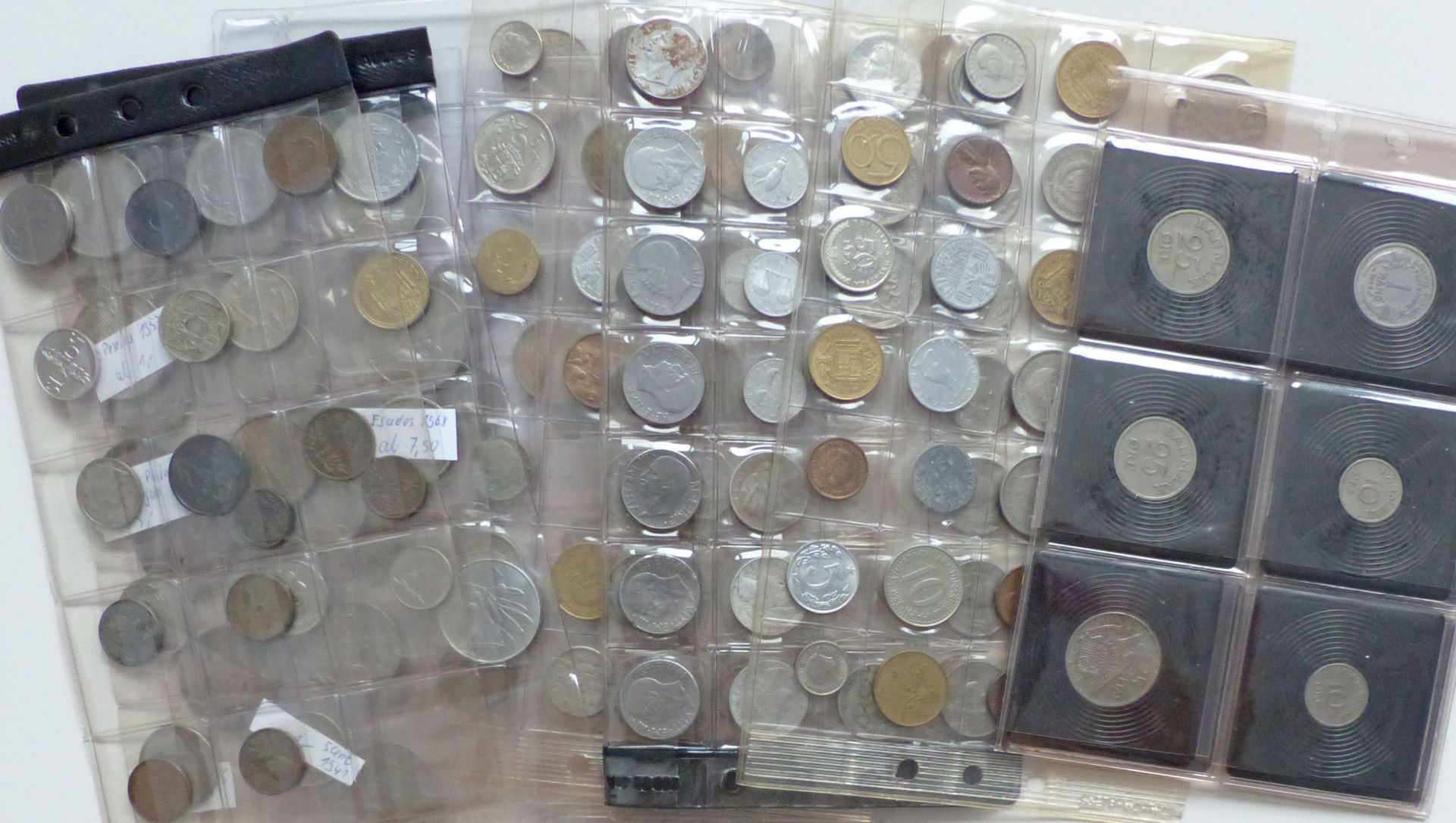 Münzen WUKI mit Kleinmünzen aus aller Welt, teils lose, teils in Albenblättern, Gewicht ca. 6 Kg