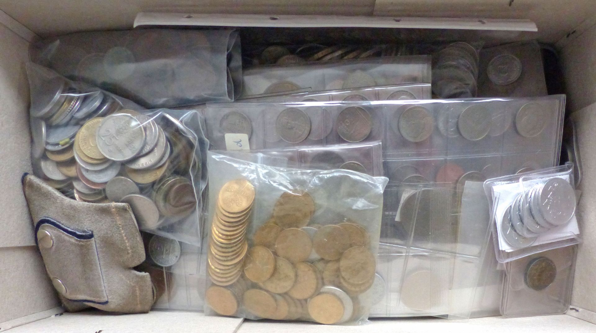 Münzen WUKI mit Kleinmünzen aus aller Welt, teils lose, teils in Albenblättern, Gewicht über 6,5 Kg