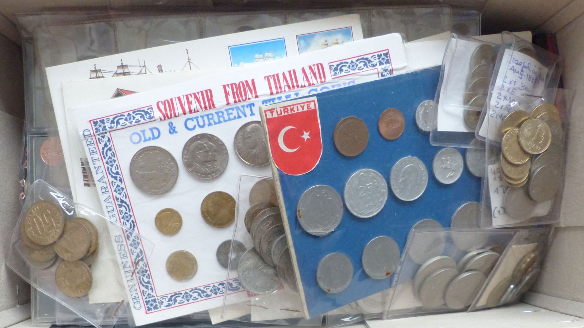Münzen WUKI mit Kleinmünzen aus aller Welt, teils lose, teils in Albenblättern, Gewicht ca. 5 Kg