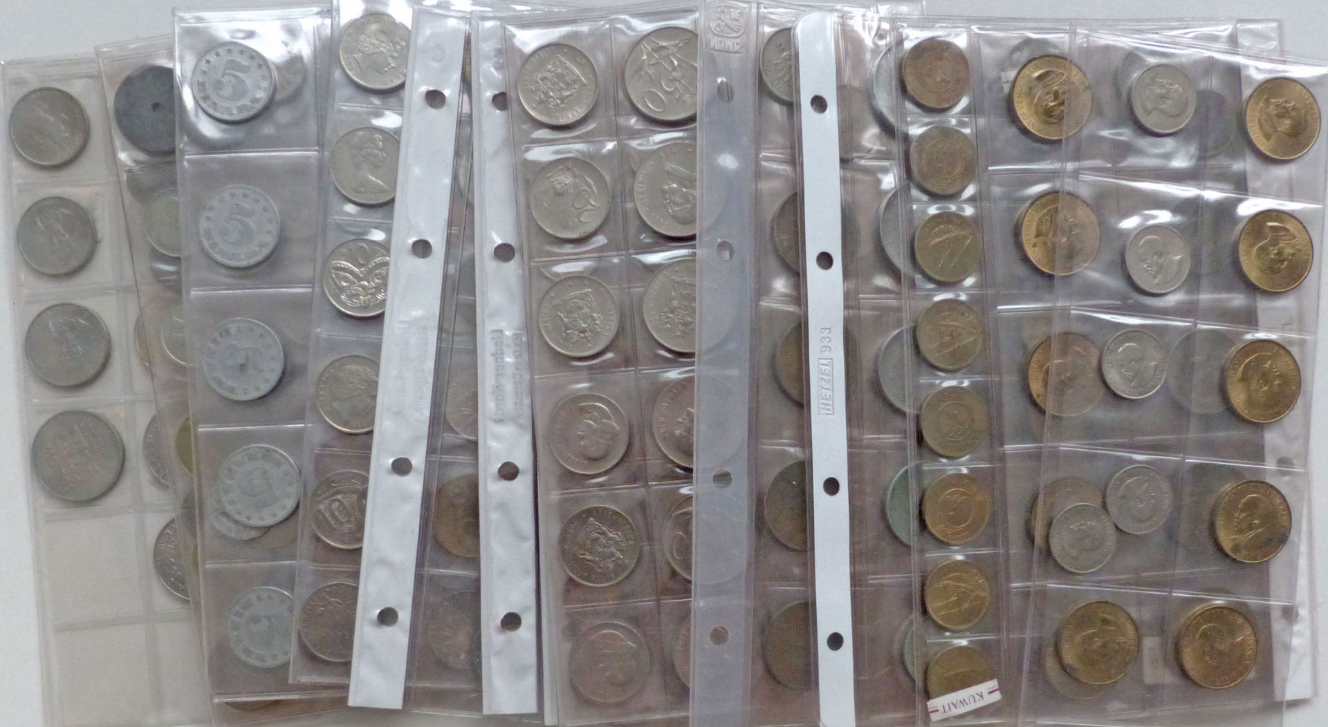 Münzen WUKI mit Kleinmünzen aus aller Welt, meist in Albenblättern, Gewicht ca. 6 Kg