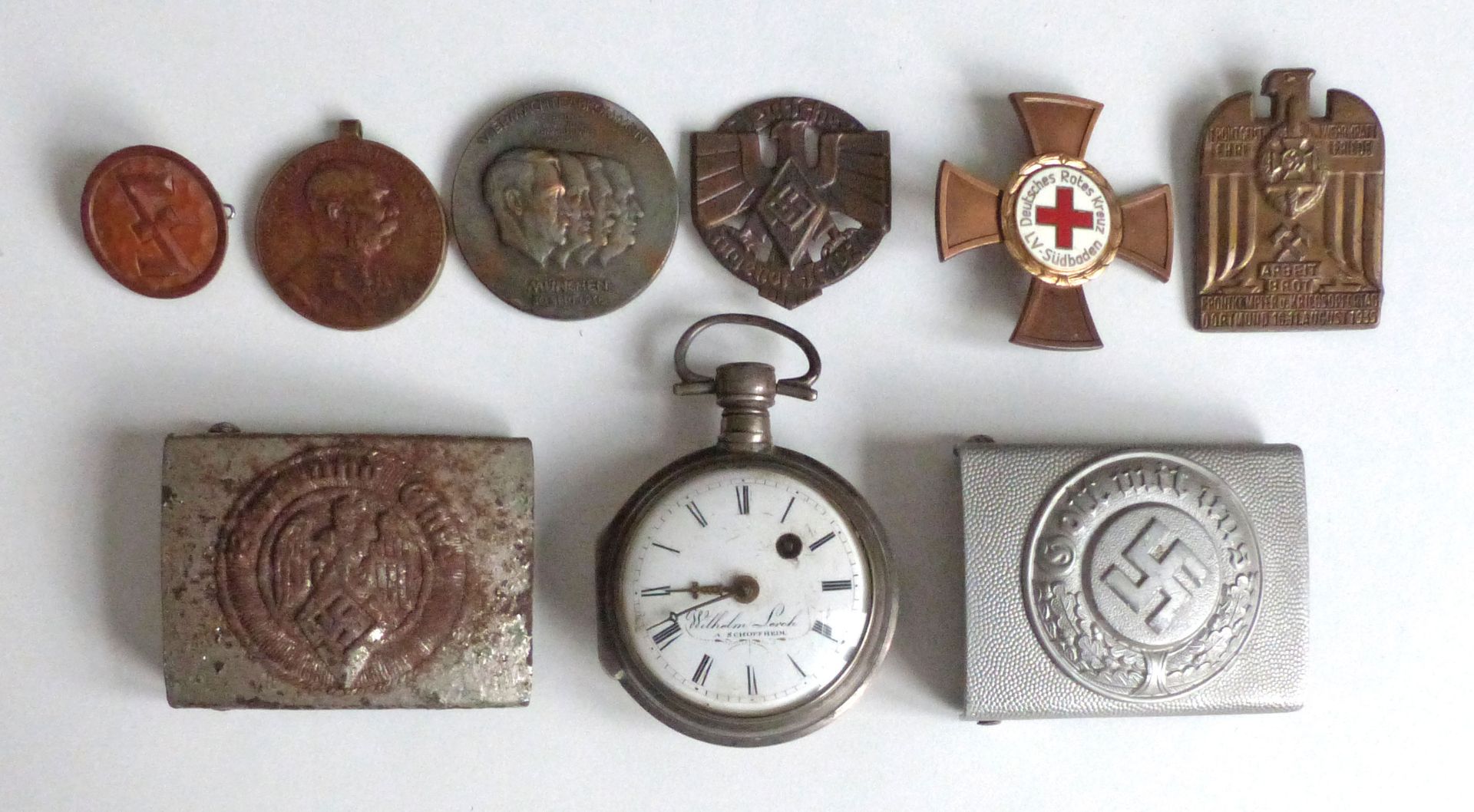 WK II Orden Kleines Lot mit Abzeichen, Medaillen, Koppelschlösser und einer Taschenuhr