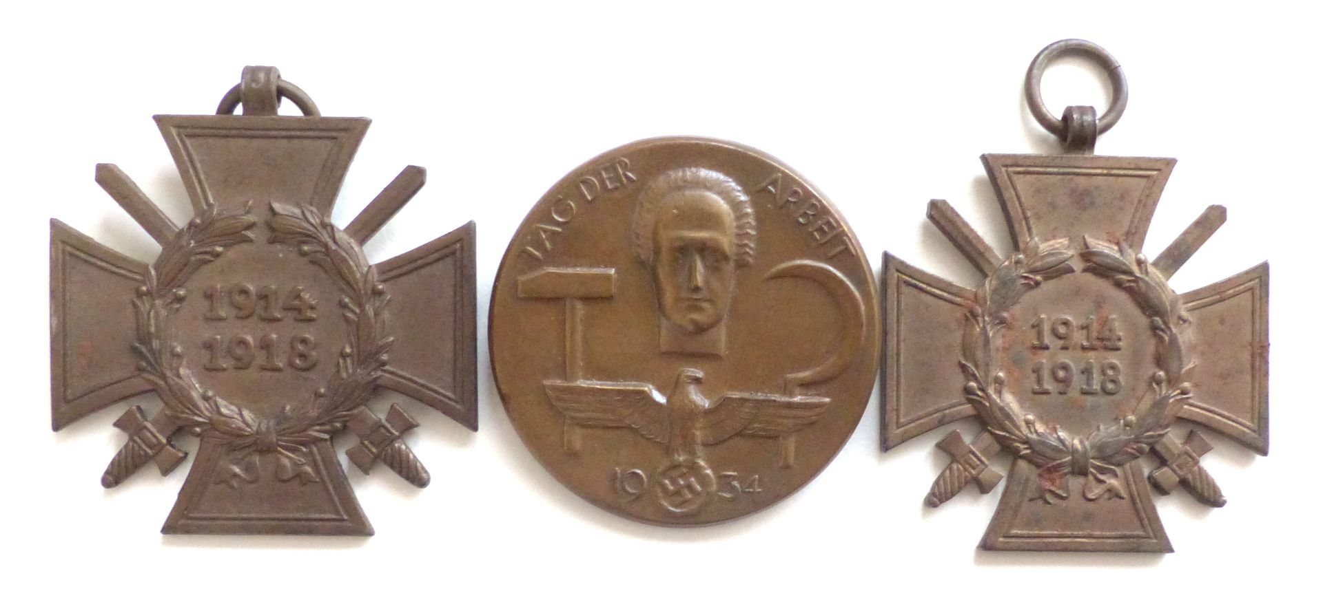 WK II Orden Lot mit 2 x Ehrenkreuz für Frontkämpfer sowie einem Abzeichen Tag der Arbeit 1934