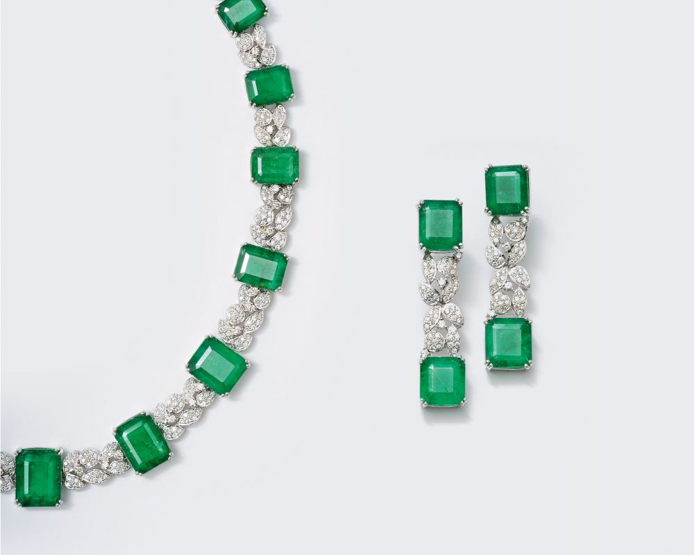 An exquisite Soirée Emerald Necklace with Earpendants.