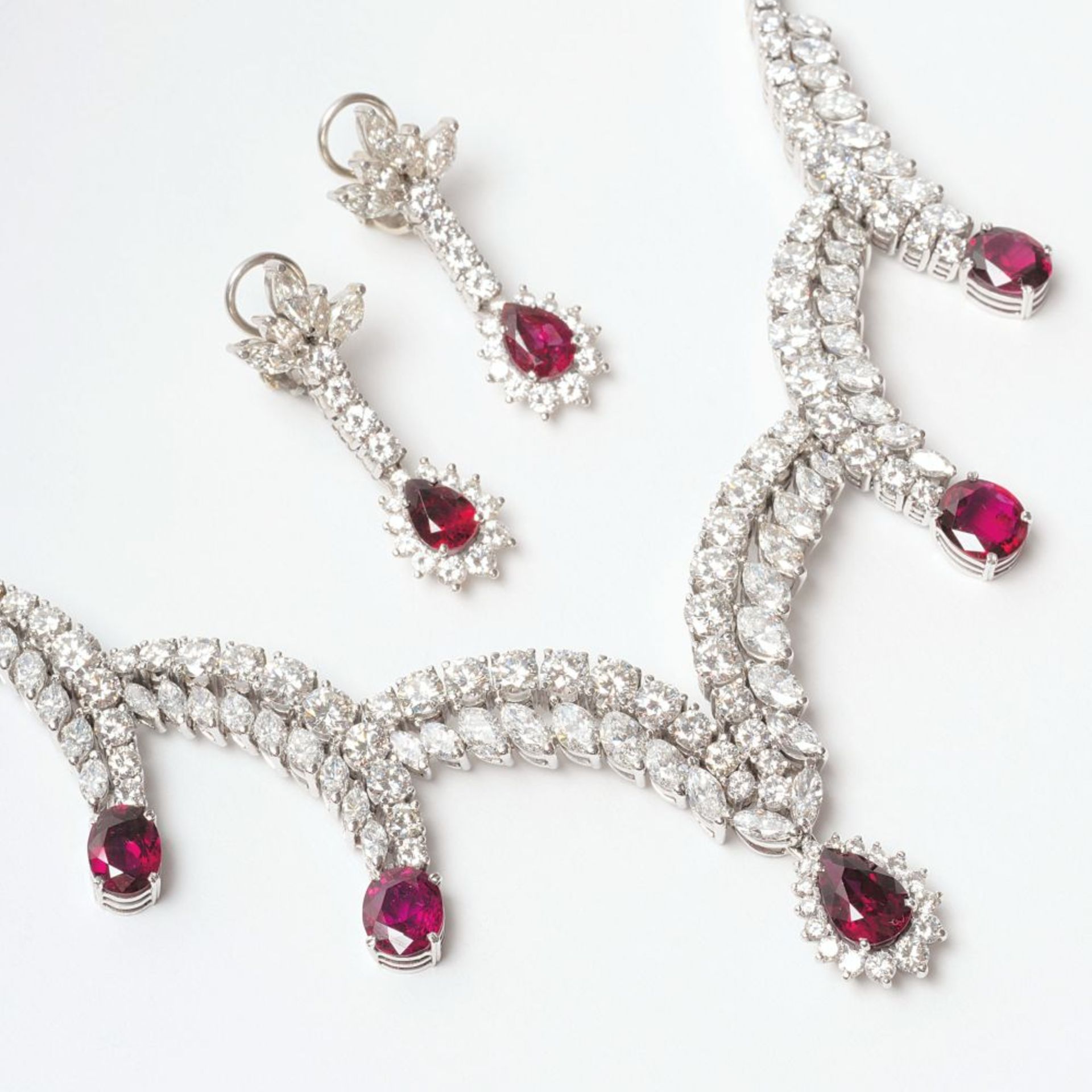 An unique 'Robe de gala' Demi Parure with naturals Rubies and fine white Diamonds. - Image 2 of 2