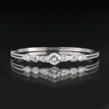 Juwelier Wilm. Platin-Armreif mit fein-weißem, hochkarätigem Diamant-Besatz.