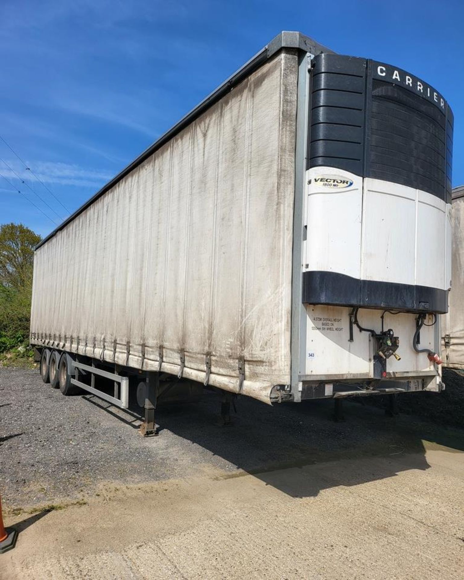 2011 Lawrence David tri axle 40' Tentliner trailer c/w Carrier Vector chiller, two deck frame. 39T