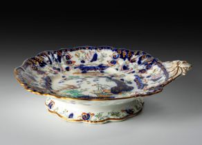 AN ENGLISH PORCELAIN CHINOISERIE PEDESTAL DISH, 19TH CENTURY