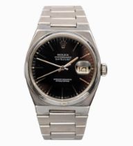 A GENTLEMAN'S STAINLESS STEEL WRISTWATCH, ROLEX OYSTERQUARTZ DATEJUST