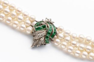 A THREE-STRAND PEARL NECKLACE