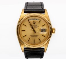 A GENTLEMAN'S GOLD WRISTWATCH, ROLEX OYSTER PERPETUAL DAY DATE