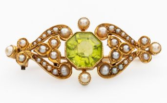 A PERIDOT AND SEED PEARL BROOCH