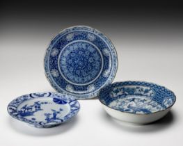 A COLLECTION OF THREE ASSORTED BLUE AND WHITE BOWLS