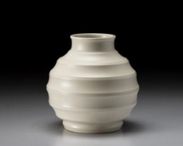 A WEDGWOOD KEITH MURRAY ANNULAR VASE, MID 20TH CENTURY