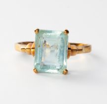 AN AQUAMARINE SOLITAIRE RING