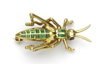 A GOLD AND EMERALD BROOCH