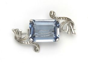 AN AQUAMARINE BROOCH, CIRCA 1950