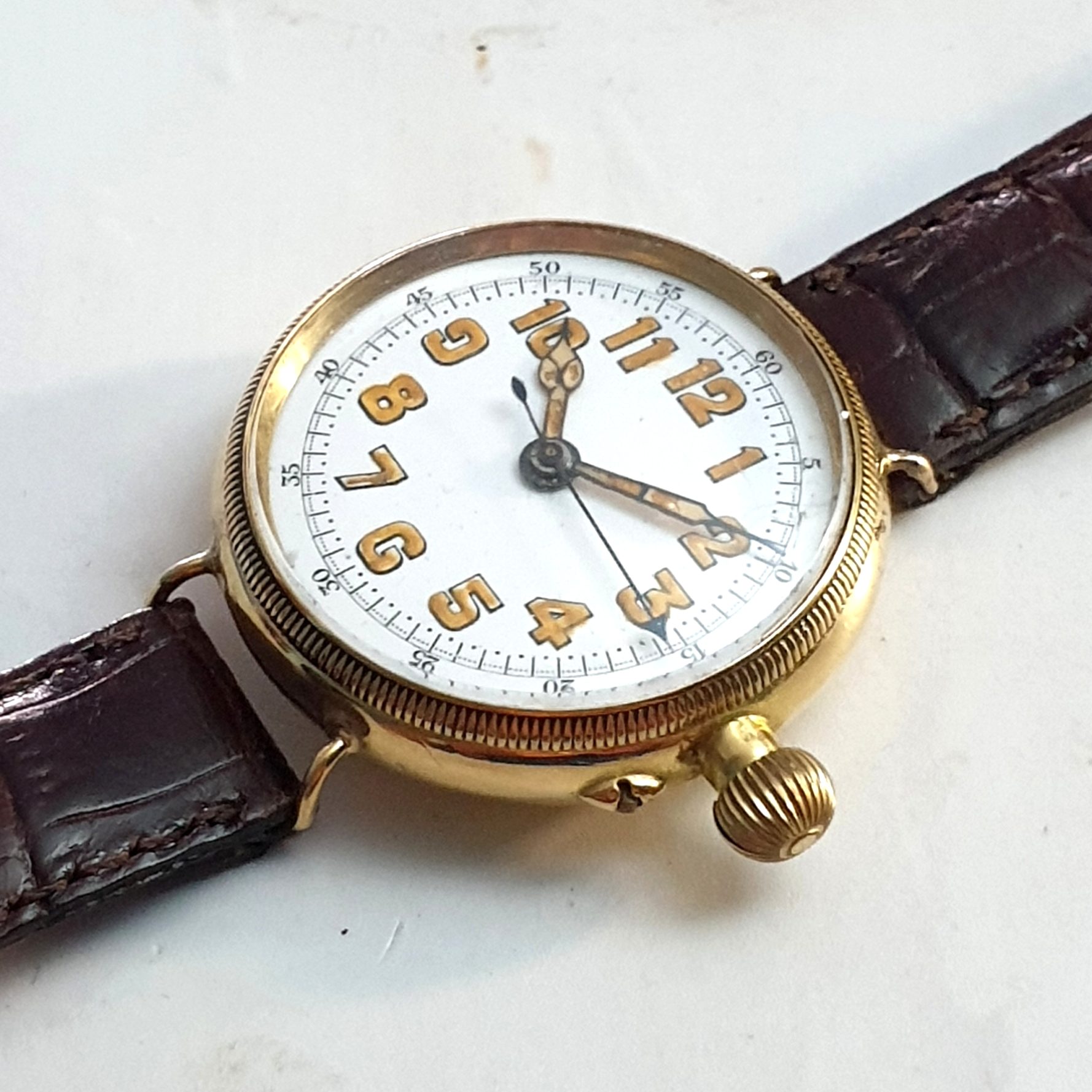 OFFICER'S TRENCH TYPE DOCTORS WATCH WITH ENAMELLED DIAL AND CENTER SECONDS IN SOLID 18CT GOLD BORGEL - Image 4 of 11