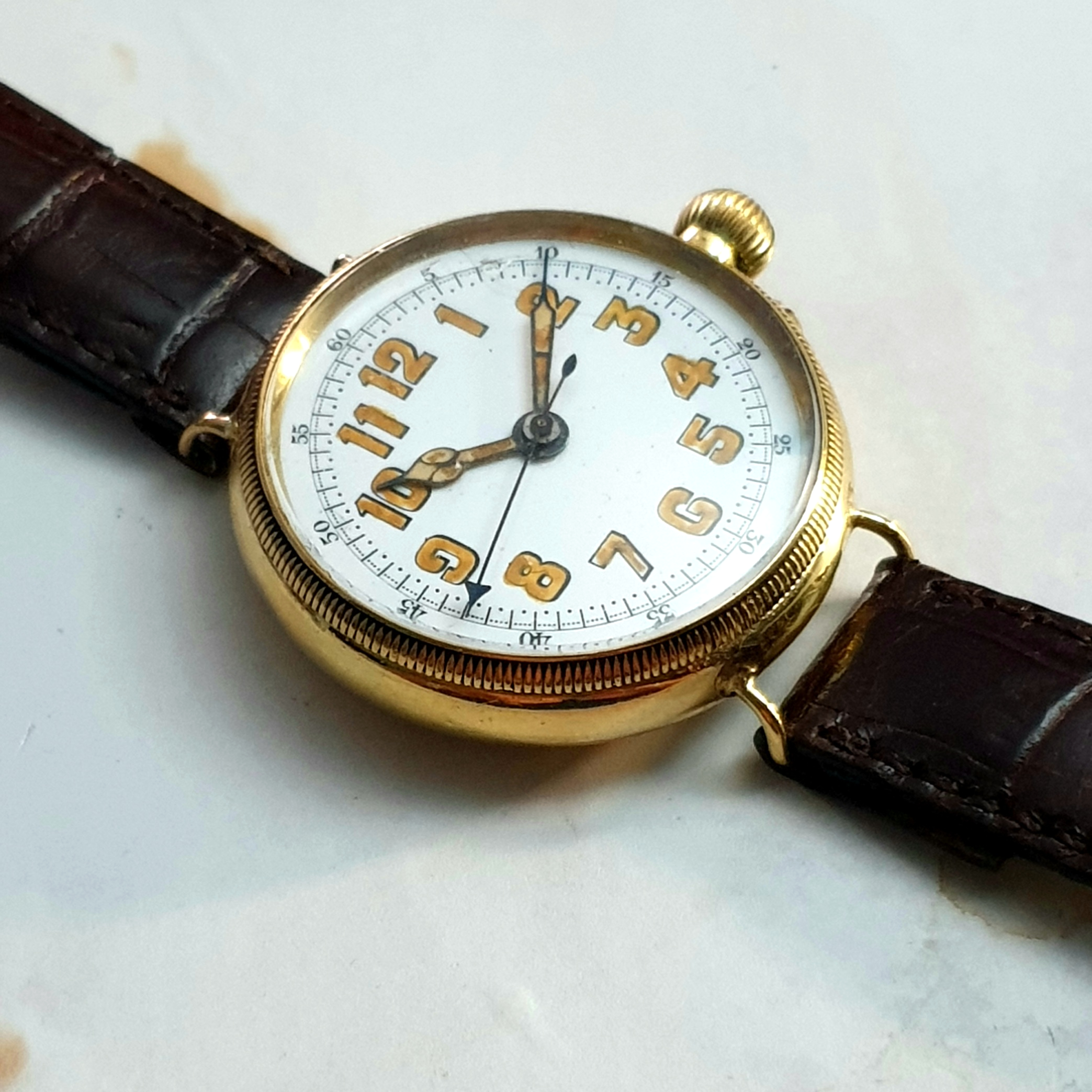 OFFICER'S TRENCH TYPE DOCTORS WATCH WITH ENAMELLED DIAL AND CENTER SECONDS IN SOLID 18CT GOLD BORGEL - Image 5 of 11