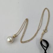 Fine 14ct gold and cultured pearl necklace. Marked 14k . Measures 44cm in length and the pendant