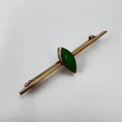 Antique 9ct gold and jade bar brooch, marked 9ct , measures 4.9cm in length . Weighs 2.2 grams