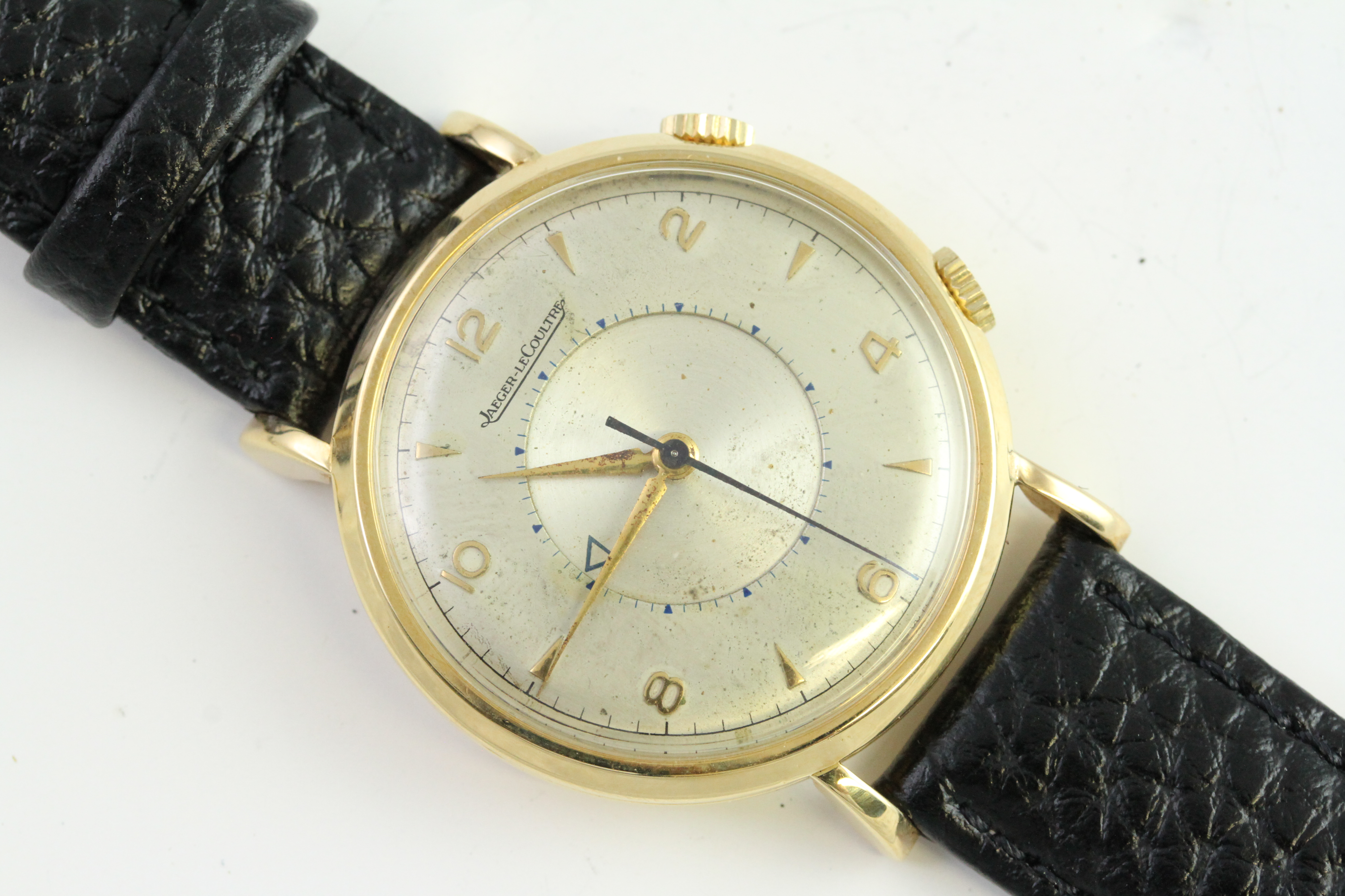 18CT VINTAGE JAEGER LE COULTRE MEMOVOX, circular silver patina dial with arabic numeral hour