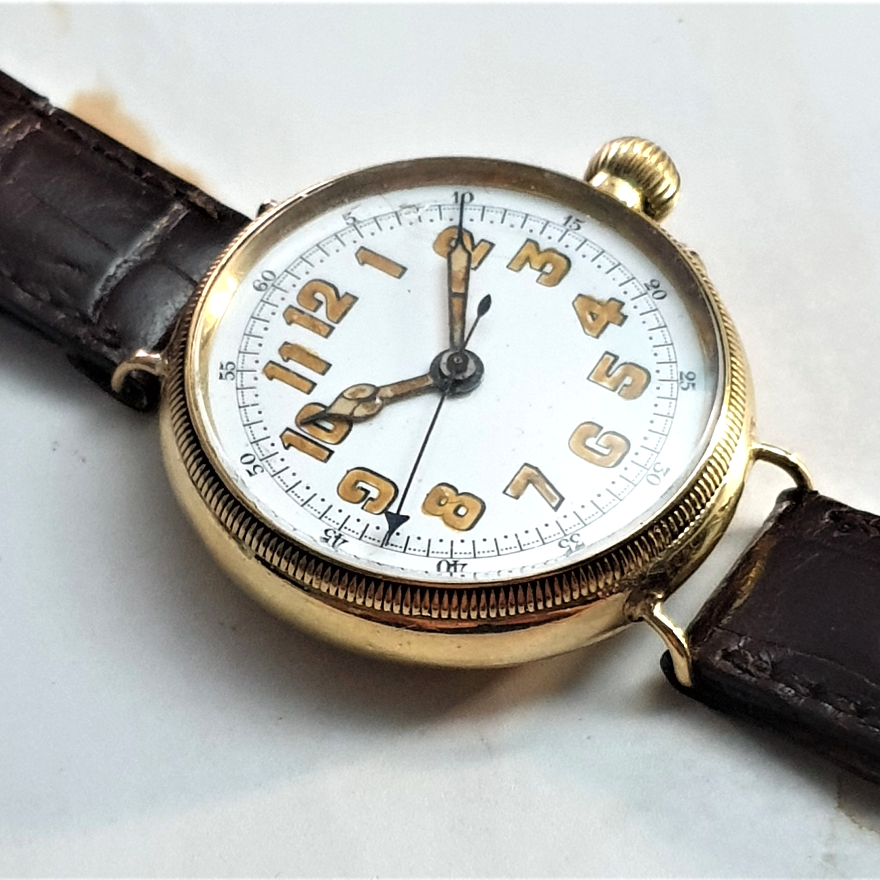 OFFICER'S TRENCH TYPE DOCTORS WATCH WITH ENAMELLED DIAL AND CENTER SECONDS IN SOLID 18CT GOLD BORGEL - Image 7 of 11