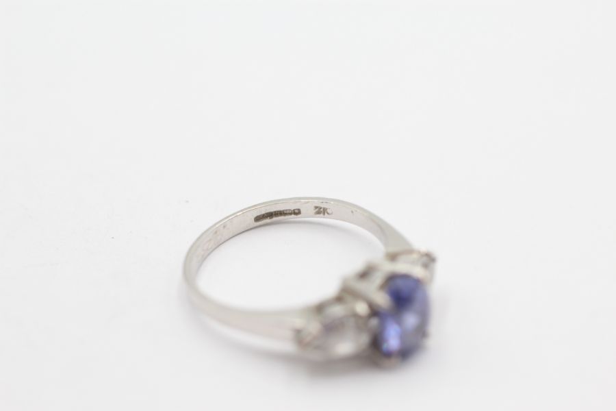 9ct white gold clear gemstone trilogy dress ring (3.3g) - Image 3 of 4