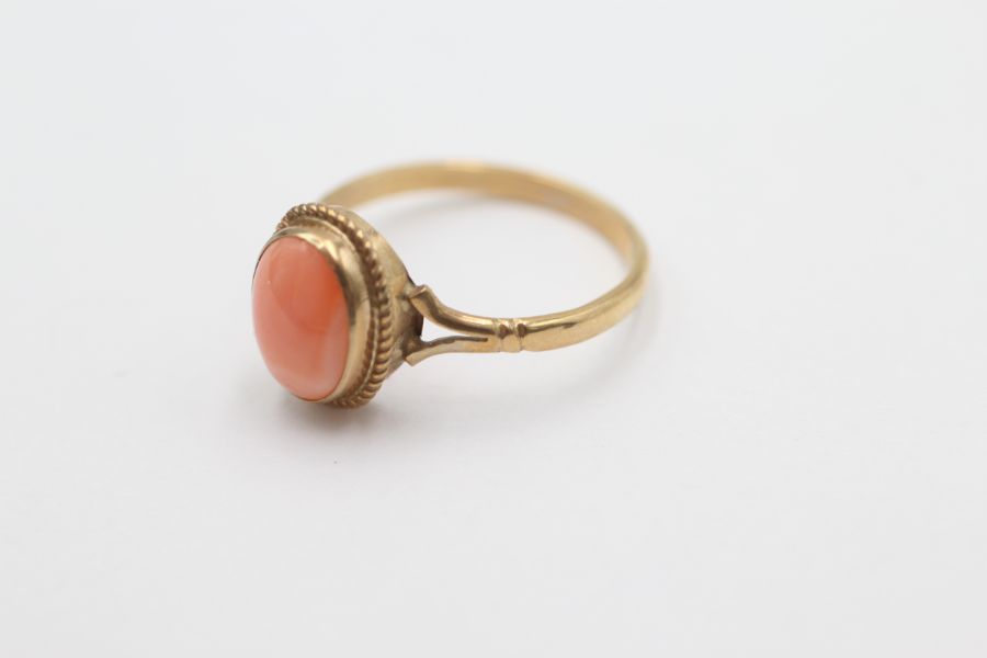 9ct gold vintage coral statement ring (1.7g) - Image 3 of 4