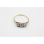 18ct gold vintage diamond trilogy cathedral setting ring (2g)