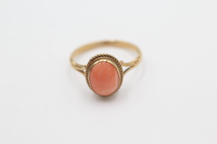 9ct gold vintage coral statement ring (1.7g)