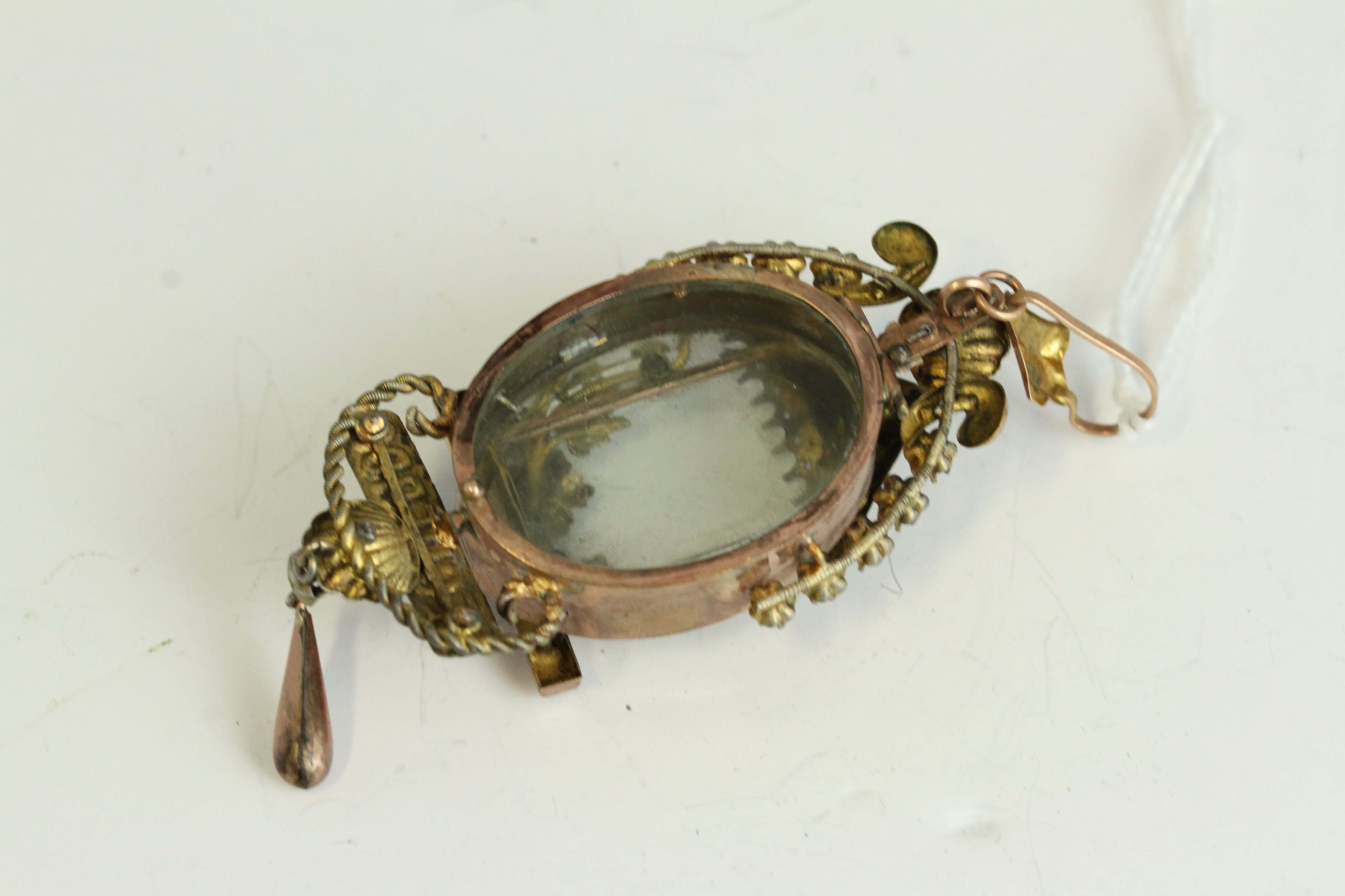 Antique victorian rare memory of mourning locket set in a three coloured metal. Wonderful french - Image 3 of 3