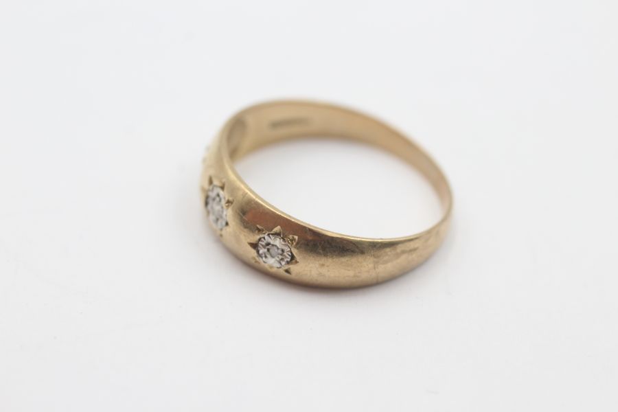 9ct gold vintage diamond star etched gypsy setting ring (3.2g) - Image 2 of 4
