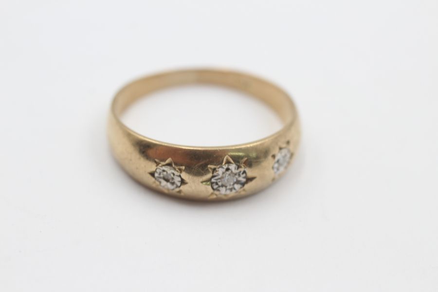 9ct gold vintage diamond star etched gypsy setting ring (3.2g)