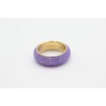 14ct gold vintage carved dyed jade ring (4.4g)