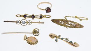Vintage 9ct gold joblot of brooches and rings including a cameo pendant .