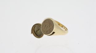 Vintage 9ct gold gentlmans signet ring with a secret locket compartment. The head of the ring measur