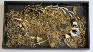 1.5kg of vintage gold plated chains and jewellery