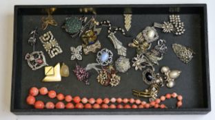 Vintage joblot of costume brooches and bead necklace