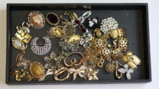 Vintage costume jewellery including Monet and pierre cardin jewellery 700g