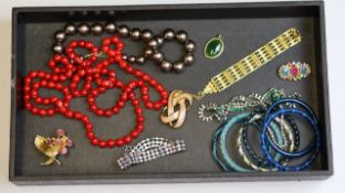 Vintage costume jewellery including a set of barley twist glass bangles