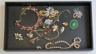 Vintage costume jewellery including : czechslovakian brooches and early plastic 1940s clip on
