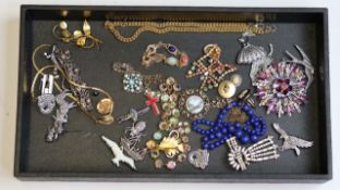 Vintage 1940s to 80s costume jewellery including lots of staybrite brooches
