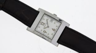 GUCCI QUARTZ REF 7700M, approx 28mmsilver dial, square hour markers, date aperture at 3 o'clock,