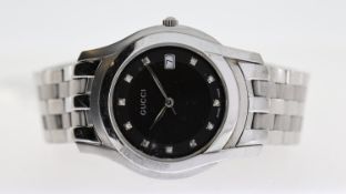 GUCCI REF 5500M, approx 34mm black dial, round hour markers, date aperture at 3 o'clock, stainless