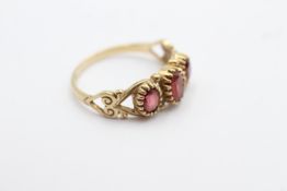 9ct Yellow Gold Vintage Garnet Trilogy Ring (2g)