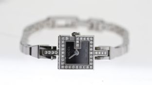 LADIES GUCCI G REF 102, approx 14mm black dial, 'G'-style stainless steel bezel with diamond-effect,