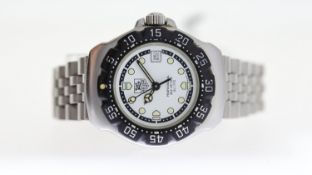 TAG HEUER PROFESSIONAL REF WA1418, approx 28mm white dial with round hour markers, date aperture