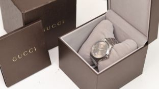 GUCCI AUTOMATIC REF 126.4 W/BOX, approx 38mm patterned dial with baton hour markers, date aperture