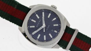 GUCCI DIVER REF 142.3, approx 40mm black dial, baton hour markers, stainless steel bezel and Gucci